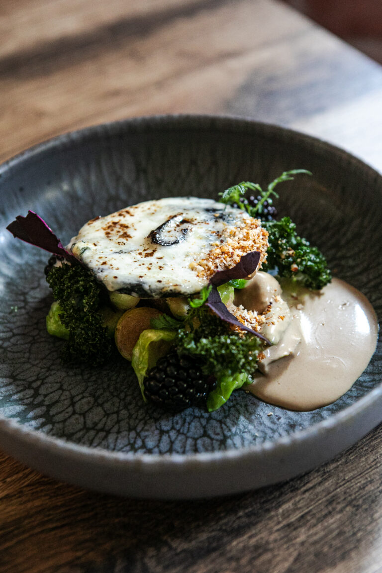 Täidetud portobello stracciatella, sinihallitusjuustu, puravikukastme ja põldmarjadega